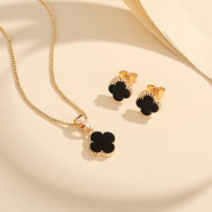 Elegant Clover Jewelry Set – Necklace & Earrings